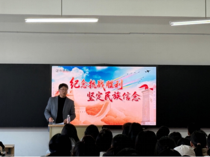 经济与管理学院党总支书记孙丰、院长孙建竹为学生讲授形势与政策课